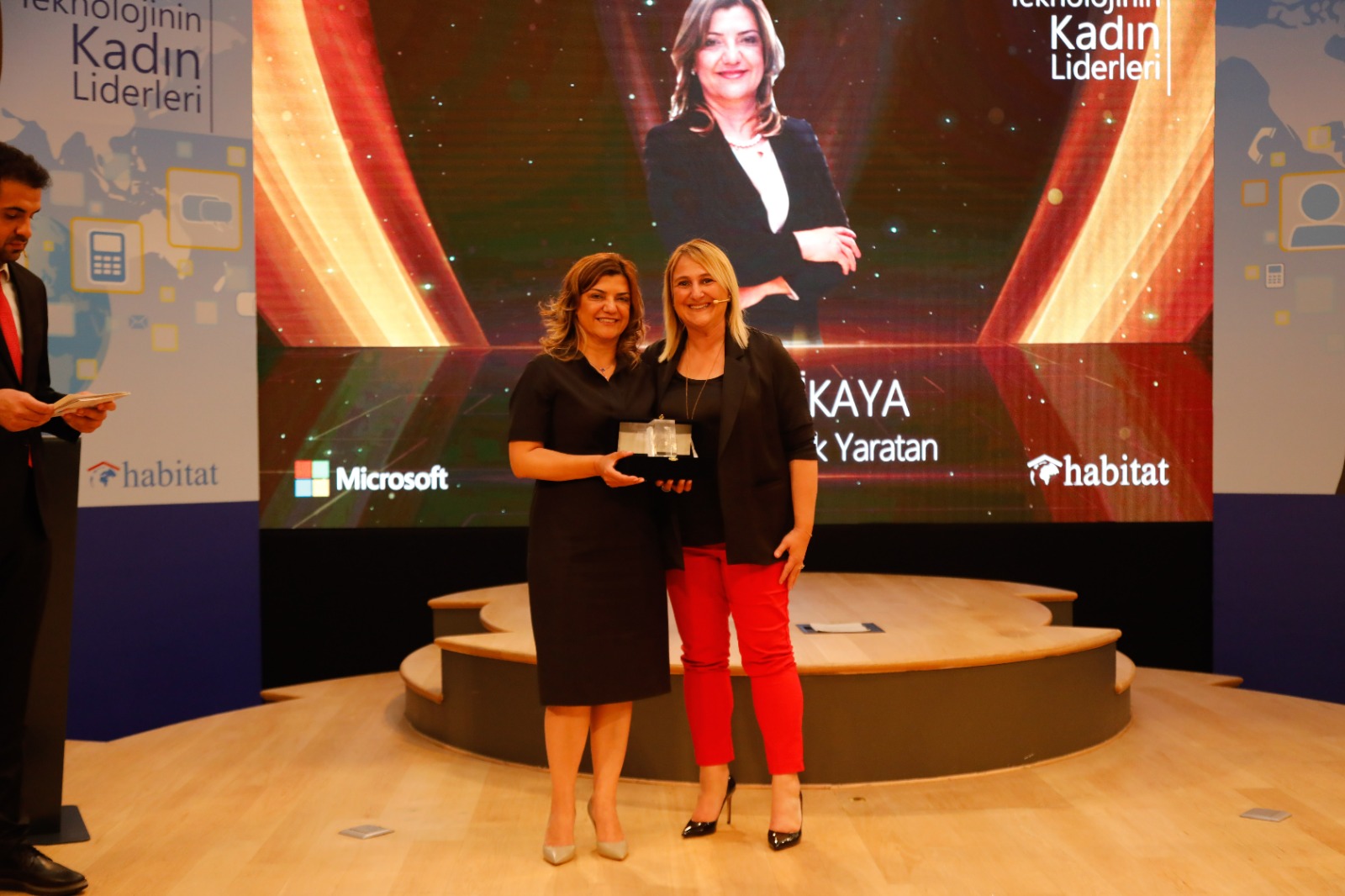 Üniversitemiz Danışma Kurulu Üyesi Sertaç Yerlikaya “Yeni Teknolojilerle Fark Yaratan Kadın Lider” ödülünü aldı